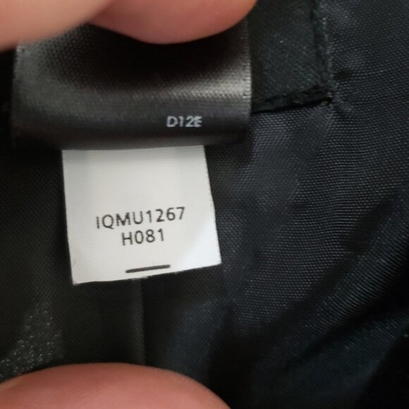 Black velvet blazer on trend size 12. Tapered waist button cuff - Picture 7 of 7